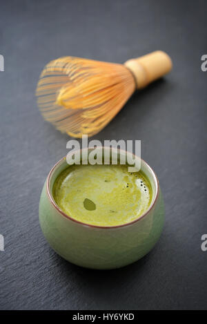 The Vert Matcha dans une petite tasse sur fond d'ardoise Banque D'Images