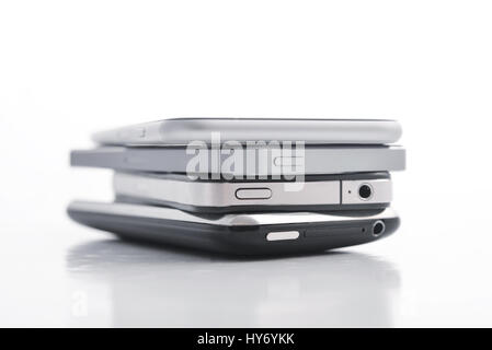 Kiev, Ukraine - Mars 05, 2016 : Pile de Apple iPhone 5s, Apple iPhone 6, Apple iPhone 4 et Apple iPhone 3GS. Banque D'Images