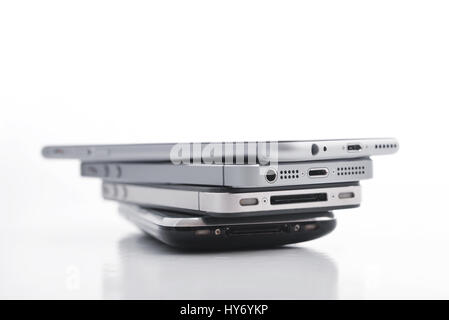 Kiev, Ukraine - Mars 05, 2016 : Pile de Apple iPhone 5s, Apple iPhone 6, Apple iPhone 4 et Apple iPhone 3GS. Apple Inc. est une multinationale américaine Banque D'Images