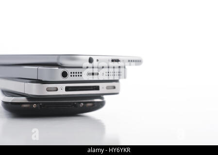Kiev, Ukraine - Mars 05, 2016 : Pile de Apple iPhone 5s, Apple iPhone 6, Apple iPhone 4 et Apple iPhone 3GS. Isolé sur blanc. Banque D'Images