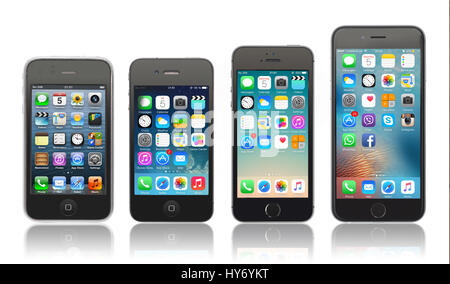 Kiev, Ukraine - Mars 05, 2016 : vue avant d'un espace couleur gris Les iphone 6, 5s, 4 et 3gs génération montrant les écrans d'accueil. Isolé sur blanc. Banque D'Images
