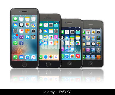 Kiev, Ukraine - Mars 05, 2016 : vue avant d'un espace couleur gris Les iphone 6, 5s, 4 et 3gs génération montrant les écrans d'accueil. Isolé sur blanc. Banque D'Images