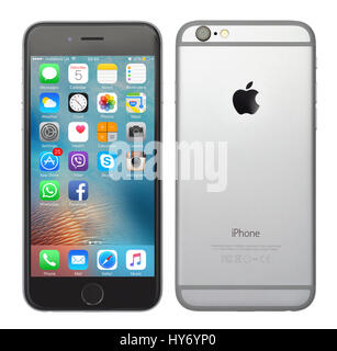 Kiev, Ukraine - Mars 05, 2016 : vues avant et arrière d'un espace couleur grise iPhone 6 montrant l'écran d'accueil avec iOS9. Isolé sur blanc. Banque D'Images