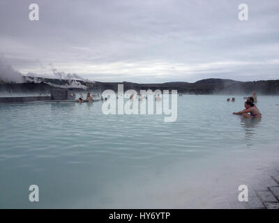 Grindavik, Islande - 5 juillet 2015 : profitez de l'Blue Lagoon en Grindavik sur la péninsule de Reykjanes près de Reykjavik, Islande. Couple enjoying la n Banque D'Images