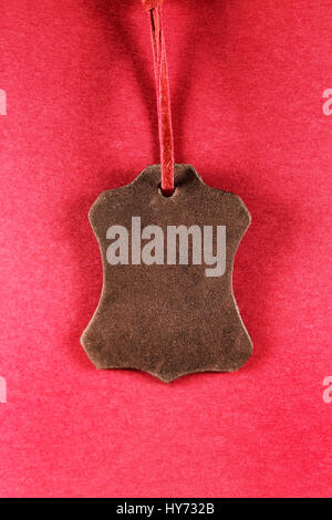 Tags cuir sur fond rouge Banque D'Images