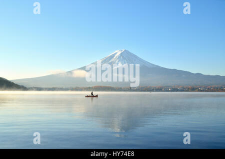 Voile et le mont Fuji dans la matinée dans le lac kawaguchiko japon Banque D'Images