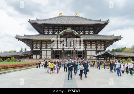 Nara, Japon - 12 Avril 2015 : Temple Todai-ji, le bâtiment est un site du patrimoine mondial de l'UNESCO Banque D'Images