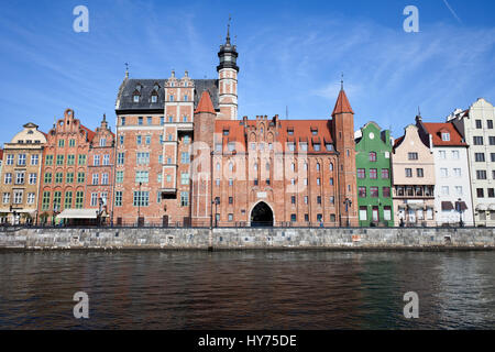 La Pologne, la ville de Gdansk, Vieille Ville skyline avec Chlebnicka Gate au milieu et maisons de marchands à pignons, vue à partir de la rivière Motlawa Banque D'Images