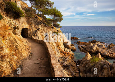 Sentier de bord de mer pittoresque sur la Costa Brava en Espagne, chemin le long de la côte rocheuse de la mer Méditerranée. Banque D'Images