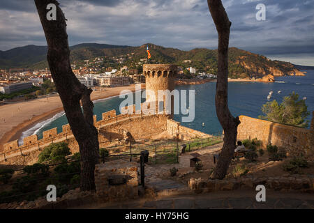 La ville de Tossa de Mar sur la Costa Brava en Espagne, vue depuis une colline, mur et clocher de l'ancienne fortification de la ville, Mer Méditerranée littoral. Banque D'Images