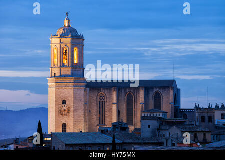 La cathédrale de Gérone, Espagne (de Saint Marie, cathédrale de Santa Maria de Girona), au crépuscule, en vue de la ville. Banque D'Images