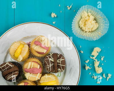 Sélection de cupcakes papillon pâques sur un fond bleu Banque D'Images