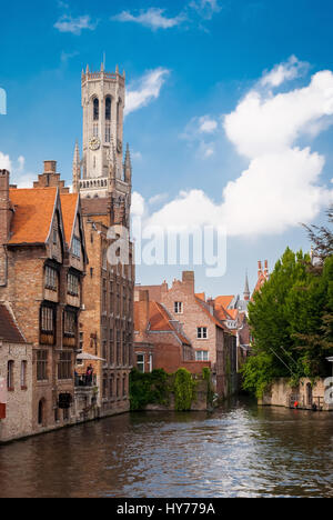 Rozenhoedkaai (Quai du Rosaire) et Beffroi, Bruges, Belgique Banque D'Images