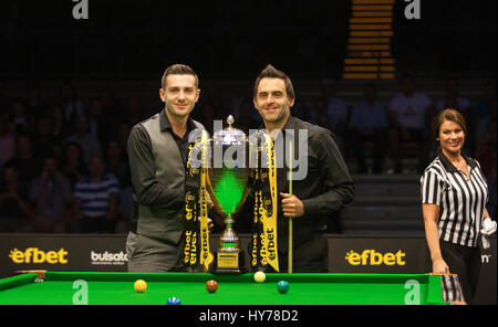 Plovdiv, Bulgarie - 1 octobre : Mark Selby et Ronnie O'Sullivan posent avec le trophée avant le match de snooker entre eux dans Kolodruma sports hall Banque D'Images