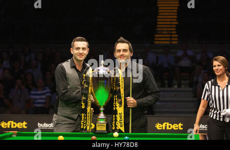 Plovdiv, Bulgarie - 1 octobre : Mark Selby et Ronnie O'Sullivan posent avec le trophée avant le match de snooker entre eux dans Kolodruma sports hall Banque D'Images