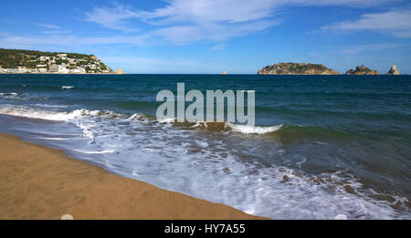 Vue de la plage de l'Estartit sur la Costa Brava, Espagne Banque D'Images