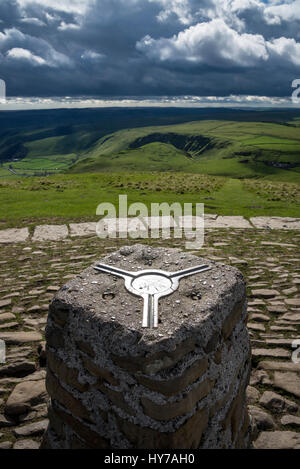 Trig point sur le sommet de Mam Tor dans le parc national de Peak District, Derbyshire, Angleterre. Banque D'Images