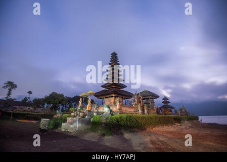 Pura Ulun Danu Bratan avant le lever du soleil, temple hindou au lac Bratan Bali, Indonésie Banque D'Images