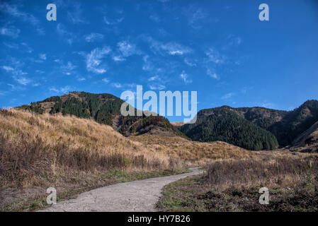 Le Japon sur la voie routière à Kyushu pour aso moutain en automne Banque D'Images
