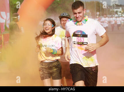 La Thaïlande. 01 avr, 2017. Les participants prennent part à la Color Run à l'Airport Link Makkasan Station à Bangkok le 1 avril 2017. La couleur Run est une course de 5 km qui a commencé aux États-Unis en 2012 et s'inspire de l'Holi festival hindou traditionnel, au cours de laquelle les gens jeter les poudres de couleur naturel à l'autre pour la bonne chance. Credit : Vichan Poti/Pacific Press/Alamy Live News Banque D'Images