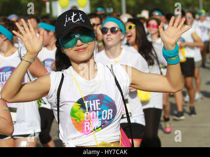 La Thaïlande. 01 avr, 2017. Les participants prennent part à la Color Run à l'Airport Link Makkasan Station à Bangkok le 1 avril 2017. La couleur Run est une course de 5 km qui a commencé aux États-Unis en 2012 et s'inspire de l'Holi festival hindou traditionnel, au cours de laquelle les gens jeter les poudres de couleur naturel à l'autre pour la bonne chance. Credit : Vichan Poti/Pacific Press/Alamy Live News Banque D'Images