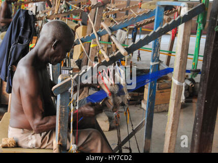 Un homme tissu Kente Banque D'Images