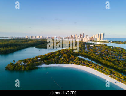 Vue aérienne de Oleta River State Park, Halouver et Sunny Isles à Miami, en Floride. Banque D'Images
