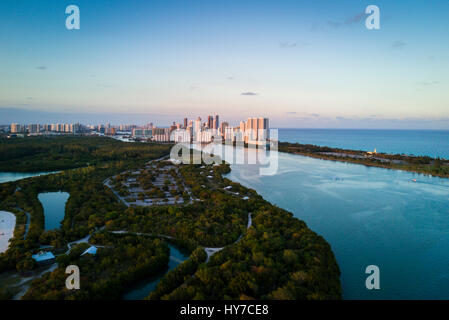 Vue aérienne de Oleta River State Park, Halouver et Sunny Isles à Miami, en Floride. Banque D'Images