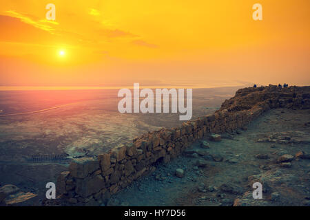 Beau lever de soleil sur la forteresse de Massada. Ruines du palais du roi Hérode au désert de Judée. Banque D'Images