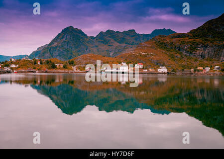 Fjord au coucher du soleil, plage de rochers en soirée. Silhouette de rochers contre ciel coucher de soleil coloré. Les îles Lofoten, Norvège Banque D'Images