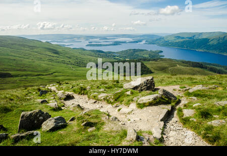 Chemin menant au sommet de Ben Lomond dans une journée ensoleillée. Le Loch Lomond en arrière-plan. L'Écosse (Royaume-Uni). Banque D'Images