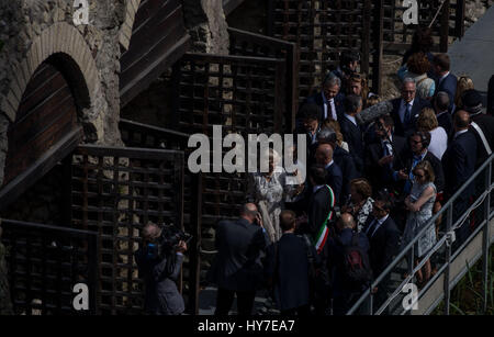 Ercolano, Italie. 01 avr, 2017. Camilla, Duchesse de Cornwall a visité aujourd'hui le site archéologique d'Herculanum dans la petite ville de Ercolano, Naples. En tant que site du patrimoine mondial de l'UNESCO, c'est célèbre comme l'une des rares villes anciennes qui peuvent maintenant être vu dans beaucoup de sa splendeur d'origine, ainsi que d'avoir été perdu, avec Pompéi, Stabiae, Oplontis et Boscoreale, dans l'éruption du Vésuve en l'an 79 qui a enseveli. Credit : Bledar Hasko/Pacific Press/Alamy Live News Banque D'Images