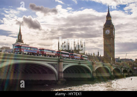 Bus sur le pont de Westminster avec la tour Elizabeth derrière (qui abrite Big Ben), Londres, Angleterre. Banque D'Images