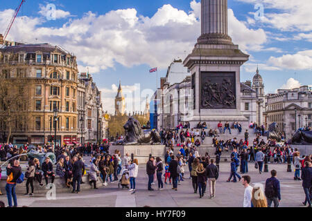 Les foules à Trafalgar Square, Londres, Angleterre. Banque D'Images