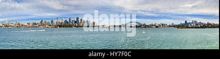 Vaste panorama de la ville de Sydney CBD à Woolloomooloo par Harbour Bridge à North Sydney. Curiosités d'Australie vu dans le port de Sydney Banque D'Images