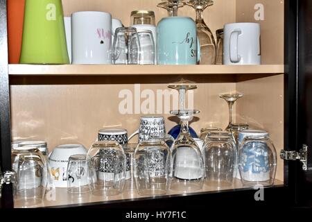 Verres et tasses à café sur l'étagère de l'armoire Banque D'Images