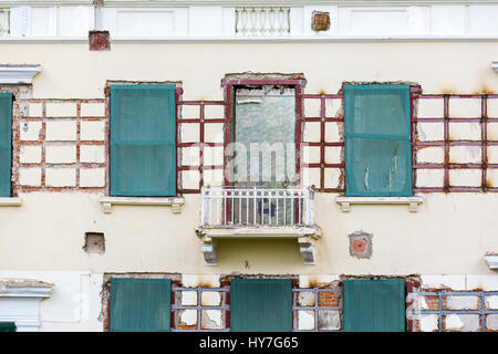 La façade de l'immeuble ancien en cours de rénovation. travaux de restauration de maison ancienne. Banque D'Images