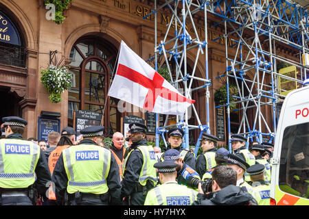 Londres, Royaume-Uni. 06Th apr 2017. La police arrête les membres des groupes antifascistes essayer de perturber une marche d'aller de l'avant a tenu par EDL et la Grande-Bretagne premier.Tommy Robinson, ancien chef de l'English Defense League a fait un discours et ont besoin de la protection de la police a reçu des questions de la main. Crédit : Ian Francis/Alamy Live News Banque D'Images