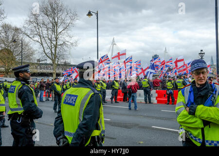 Londres, Royaume-Uni. 1er avril 2017. Une énorme présence policière à Londres que l'extrême droite britannique 'première' et 'ECO' marches si le centre de Londres. La marche a également été contrée par une contre-manifestation par ani-fachist manifestants. Crédit : Jay/Shaw-Baker Alamy Live News Banque D'Images