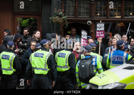 Londres, Royaume-Uni. 1er avril 2017. Les agents de police se déplacent les partisans de s'unir contre le fascisme et d'autres groupes anti-fasciste le long de Whitehall loin d'un pub occupés par des membres de l'extrême droite English Defence League. Credit : Mark Kerrison/Alamy Live News Banque D'Images