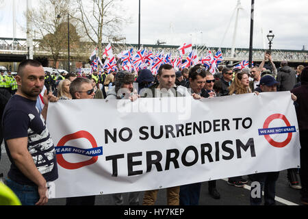 Londres, Royaume-Uni. 1er avril 2017. Les membres du groupe d'extrême droite l'English Defence League organiser une manifestation le Victoria Embankment. Credit : Mark Kerrison/Alamy Live News Banque D'Images