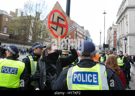 Londres, Royaume-Uni. 1er avril 2017. Les agents de police se déplacent les partisans de s'unir contre le fascisme et d'autres groupes anti-fasciste le long de Whitehall loin d'un pub occupés par des membres de l'extrême droite English Defence League. Credit : Mark Kerrison/Alamy Live News Banque D'Images