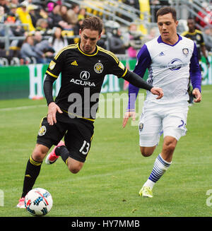 1 avril 2017 : Columbus Crew milieu SC Ethan Finlay (13)dribble la balle contre Orlando City dans leur match à Mapfre Stadium à Columbus, Ohio. Brent Clark/Alamy Banque D'Images