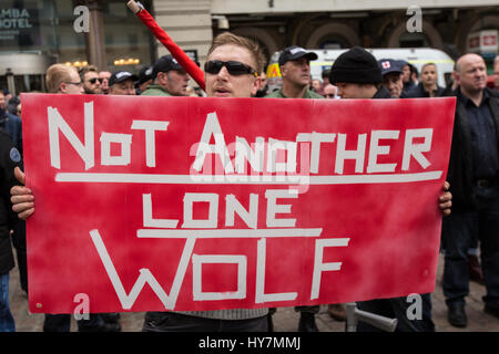 London, UK.1er avril 2017. La petite première marche dans le centre de Londres ont rencontré une forte résistance de l'anti-facists et une grande présence policière. David Rowe/ alamy live news. Banque D'Images