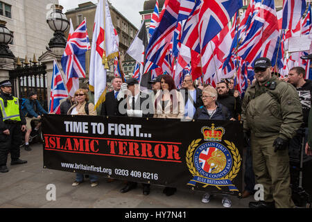 London, UK.1er avril 2017. La petite première marche dans le centre de Londres ont rencontré une forte résistance de l'anti-facists et une grande présence policière chef Paul Golding (de gauche) du porte-drapeau et leader adjoint jayda fransen à droite.. David Rowe/ alamy live news. Banque D'Images