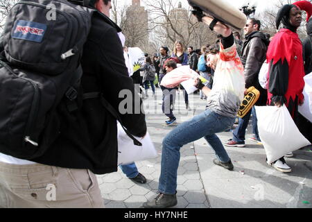 New York, États-Unis. - 1er. Apr 2017 -- l'International Pillow fight day qui est une guerre d'oreillers flash mob a eu lieu le 1er avril 2017 dans plus de 50 villes à travers le monde. Les New-Yorkais se sont réunis à Washington Square Park à Greenwich Village et a attiré des centaines de fêtards. Crédit : © G. Ronald Lopez /DigiPixsAgain.us/Alamy Live News Banque D'Images