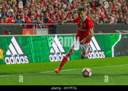 Lisbonne, Portugal. 01 avril, 2017. BenficaÕs l'avant du Brésil Jonas (10) en action au cours de la partie V SL Benfica FC Porto © Alexandre de Sousa/Alamy Live News Banque D'Images