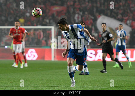 Portugal, Lisbonne, 1 avril 2017 - FOOTBALL : FC Porto - PORTUGAL x Ivan Marcano # 5 PortoÕs defender de l'Espagne en action pendant un match de football de première ligue portugaise entre SL Benfica et le FC Porto en Luz Stadium le 1 avril 2017 à Lisbonne, Portugal. Photo : Bruno de Carvalho / Alamy Banque D'Images