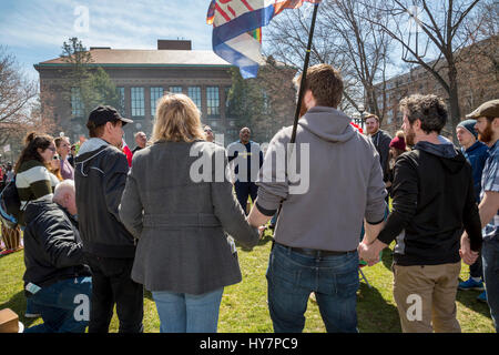 Ann Arbor, Michigan, USA. 1er avril 2017. Les chrétiens de l'Église prier pendant la FloodGate Hash Bash annuel, une tradition de 45 ans à l'Université du Michigan. L'événement est consacré à la musique et des discours prônant la légalisation de la marijuana, et pour beaucoup, le fumeur de marijuana. Crédit : Jim West/Alamy Live News Banque D'Images