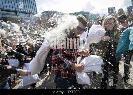 Vancouver, Canada. 1er avril 2017. Les gens se battent avec des oreillers pour célébrer l'International Pillow Fight Day à Vancouver, Canada, 1 avril 2017. Des centaines de personnes à Vancouver ont participé à un flash mob oreiller style lutte événement pour célébrer la Journée internationale annuelle Pillow Fight. Credit : Liang Sen/Xinhua/Alamy Live News Banque D'Images